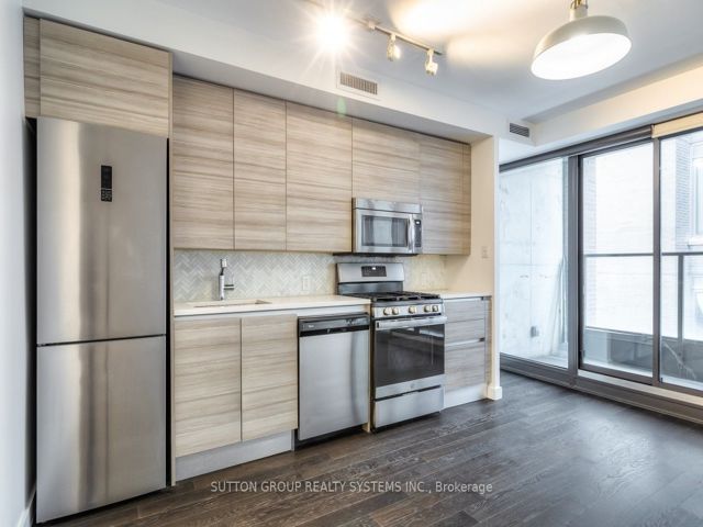 523 - 111 Bathurst St