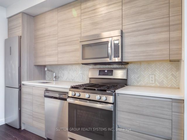 523 - 111 Bathurst St