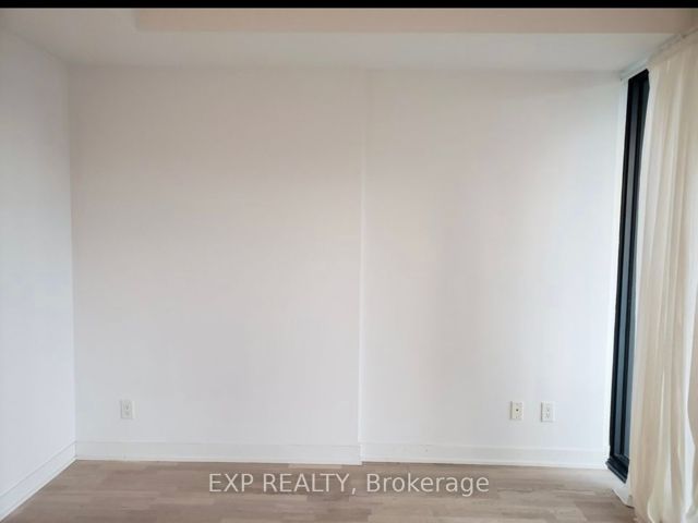 911 - 185 Roehampton Ave