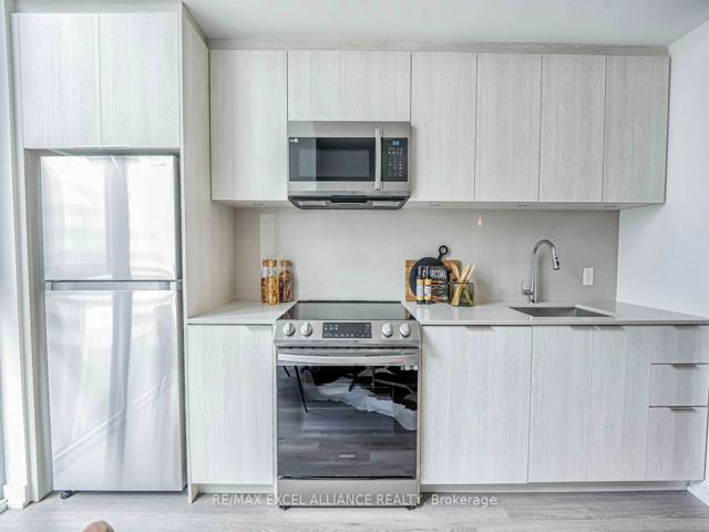503 - 357 King St W