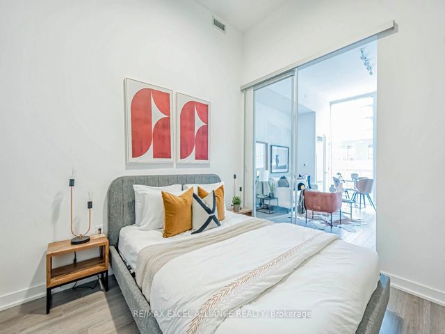 503 - 357 King St W