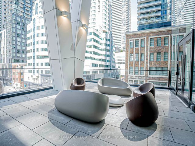 204 - 357 King St W