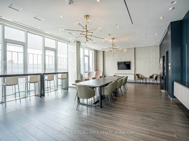 204 - 357 King St W