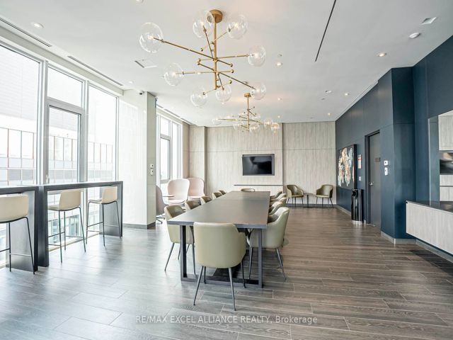 204 - 357 King St W