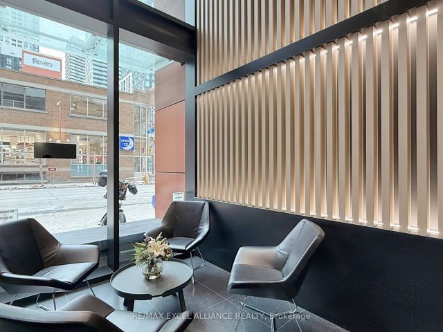 204 - 357 King St W