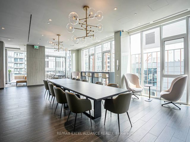 203 - 357 King St W