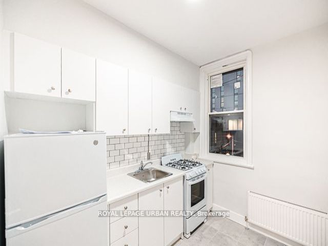 3 - 437 Spadina Ave