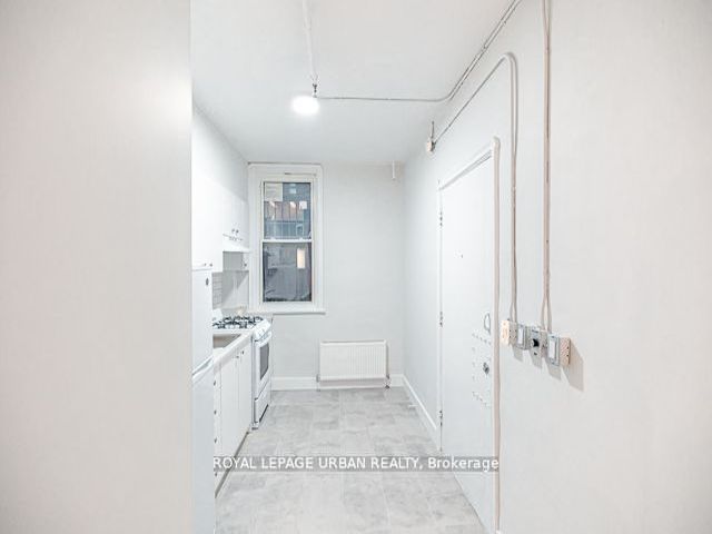 3 - 437 Spadina Ave