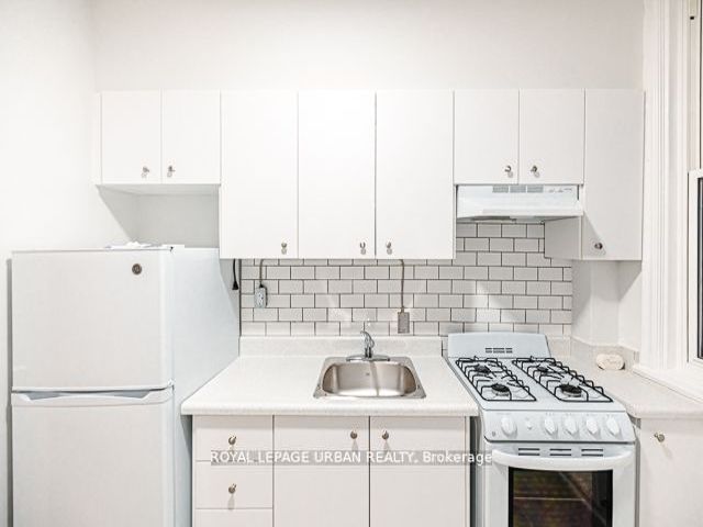 3 - 437 Spadina Ave