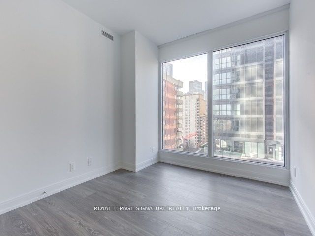 905 - 181 Dundas St E