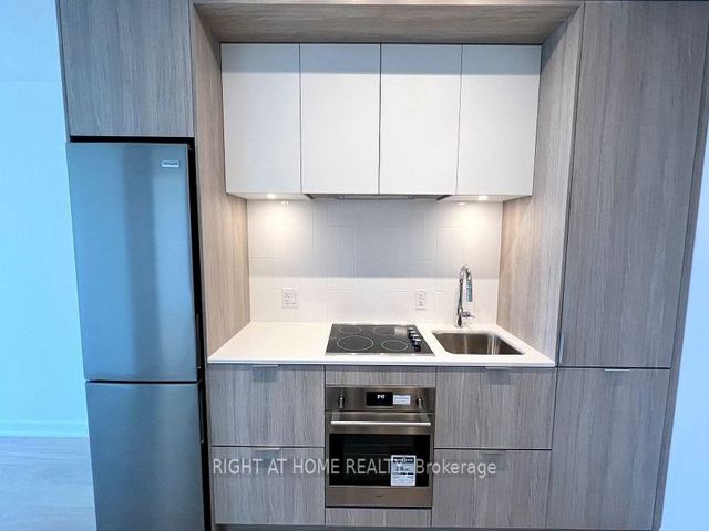 3201 - 130 River St