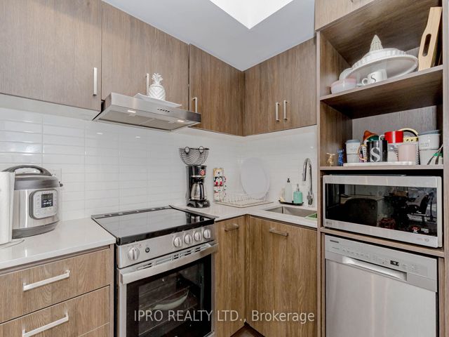 1705 - 219 Dundas St E
