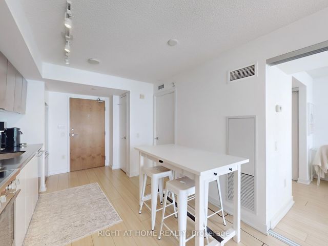 1610 - 85 Queens Wharf Rd