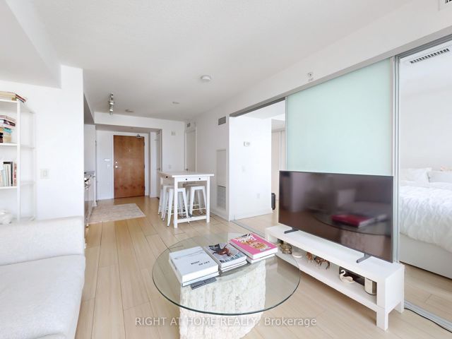 1610 - 85 Queens Wharf Rd