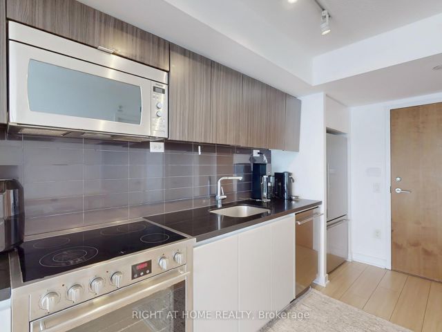1610 - 85 Queens Wharf Rd