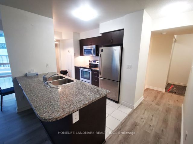 606 - 19 Grand Trunk Cres
