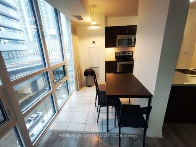 606 - 19 Grand Trunk Cres