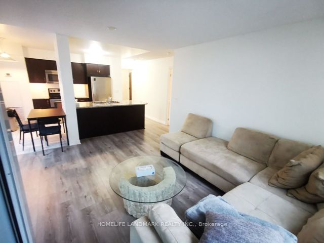 606 - 19 Grand Trunk Cres