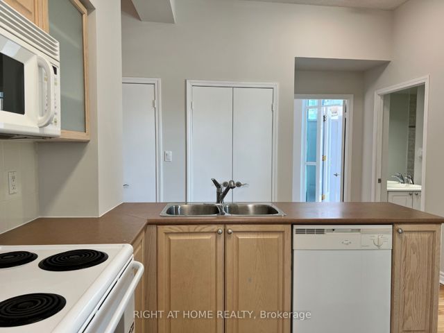 215 - 410 Queens Quay W