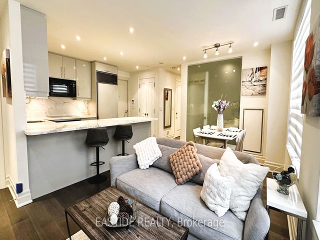 303 - 68 Yorkville Ave