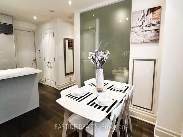 303 - 68 Yorkville Ave
