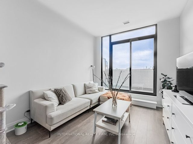 207 - 33 Frederick Todd Way  W