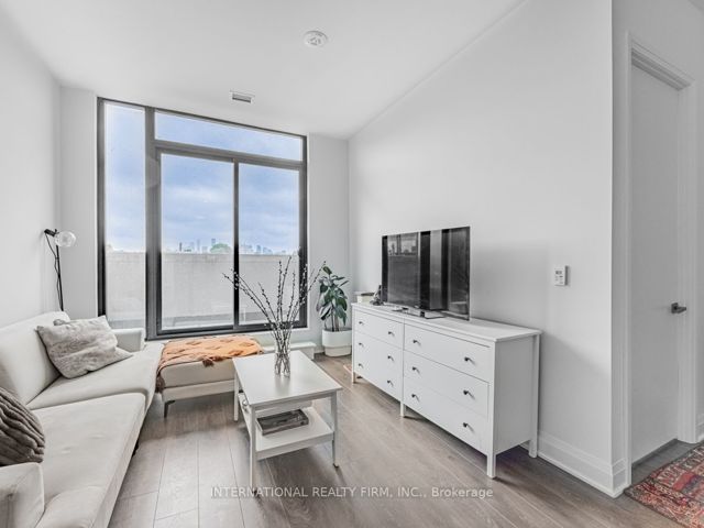 207 - 33 Frederick Todd Way  W