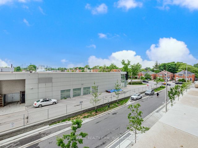 207 - 33 Frederick Todd Way  W