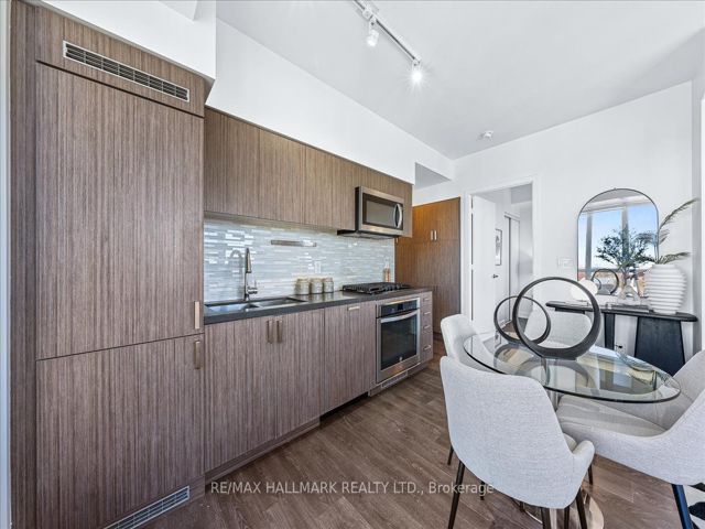 1811 - 501 St Clair Ave W