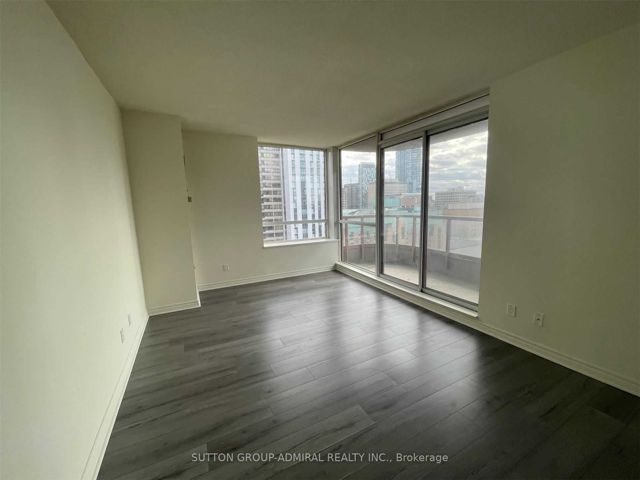 605 - 736 Bay St