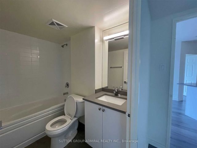 605 - 736 Bay St