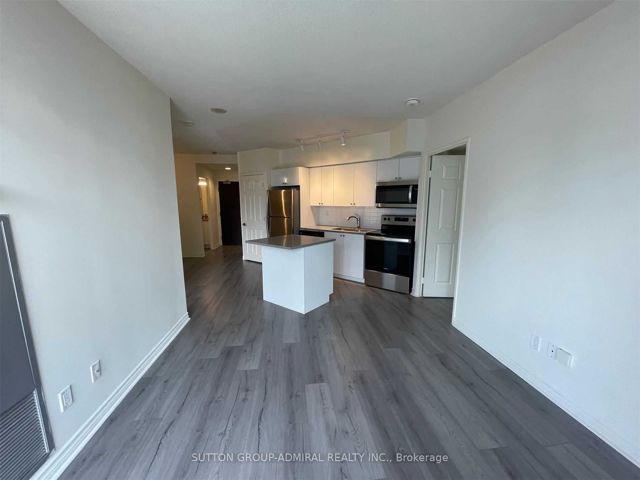 605 - 736 Bay St