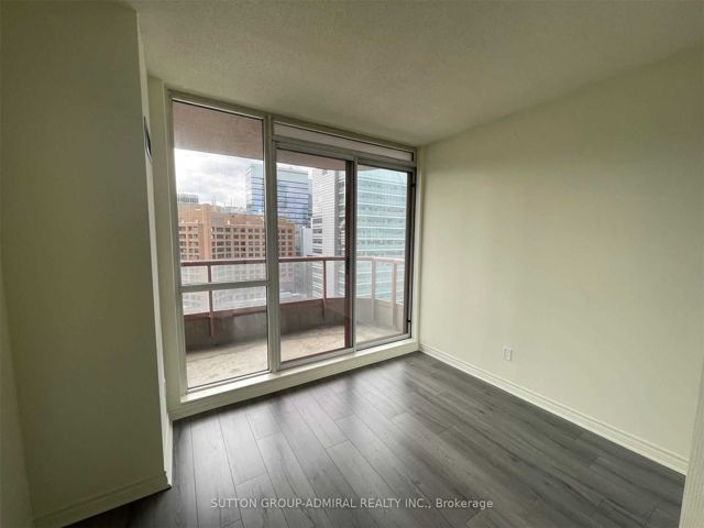 605 - 736 Bay St