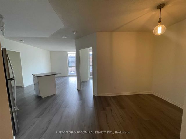 605 - 736 Bay St