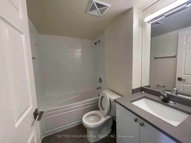 605 - 736 Bay St