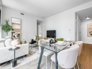 1403 - 357 King St W