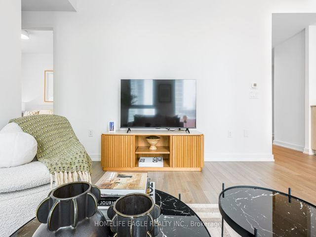 1403 - 357 King St W