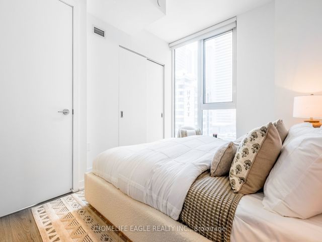 1403 - 357 King St W