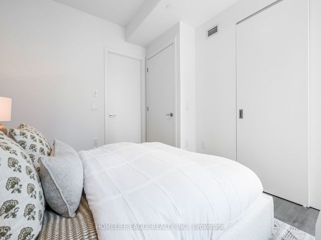 1403 - 357 King St W