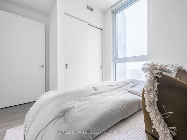 1403 - 357 King St W