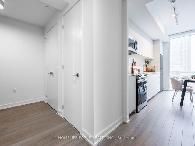 1403 - 357 King St W