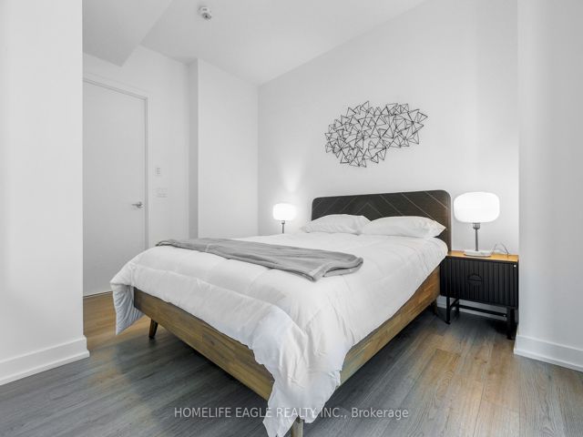 1108 - 357 King St W