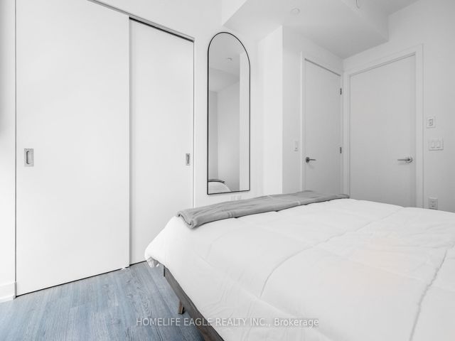 1108 - 357 King St W