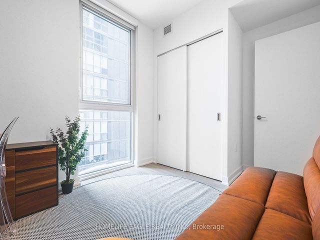 1108 - 357 King St W