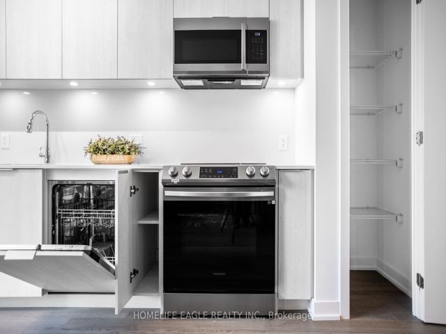 1108 - 357 King St W