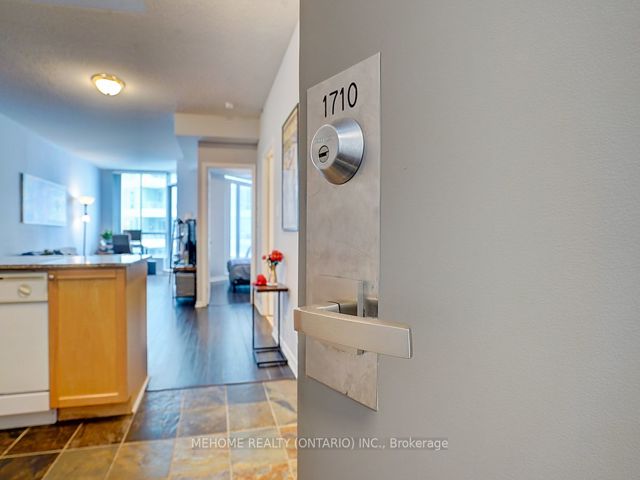1710 - 228 Queens Quay W