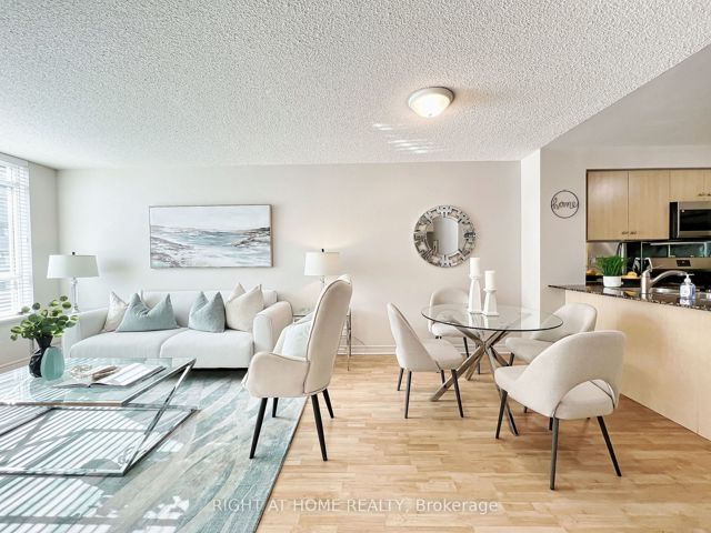 502 - 212 Eglinton Ave E