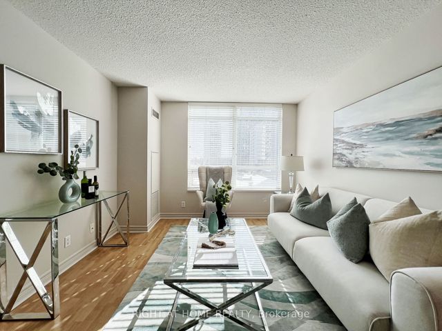 502 - 212 Eglinton Ave E