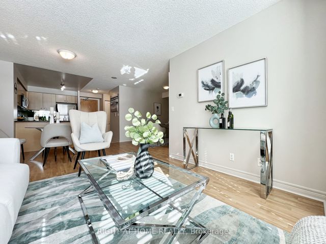 502 - 212 Eglinton Ave E