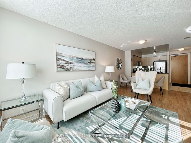 502 - 212 Eglinton Ave E